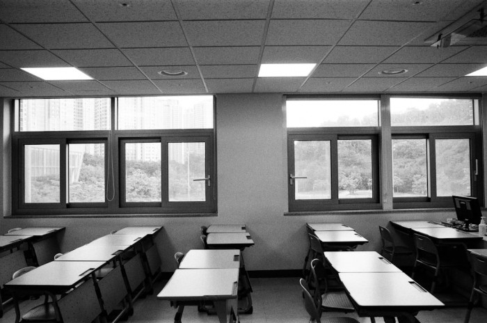 İngilizcede "Bitişiğinde" Ne Demektir? İngilizcede "Bitişiğinde" Ne Demektir?